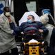 Sejumlah warga di sekitar Rumah Sakit Mount Sinai di Manhattan, New York City, Amerika Serikat, memberikan dukungan terhadap petugas medis, Senin (13/4) Foto: Reuters/Mike Segar